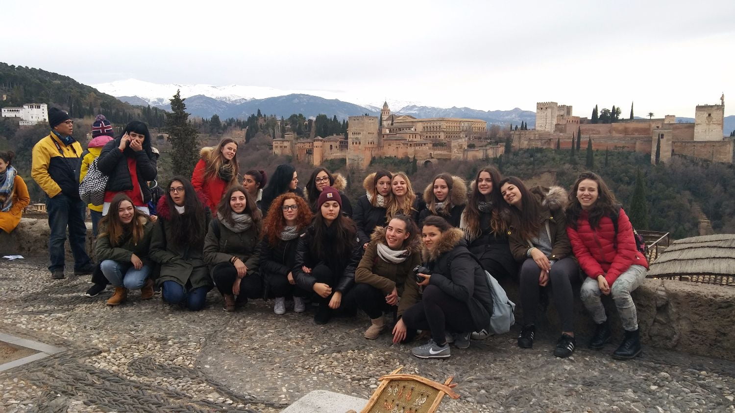 Estudiantes de Pisa frente a la Alhambra